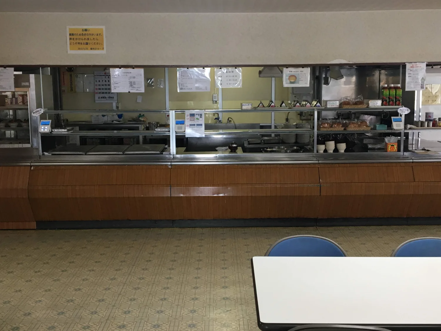 社員食堂のカウンター